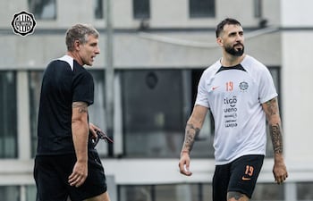 El técnico Martín Palermo y el atacante Lucas Pratto, en una sesión de entrenamiento en la Villa Olimpia, cuando ambos coincidieron en el franjeado.