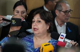 La senadora Esperanza Martínez (FG), refuta el argumento del cartismo sobre la independencia de los poderes del Estado para ser excluidos de la ley de la carrera civil.