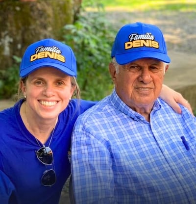 Lorena Denis posa junto a su padre, Óscar Denis, quien está a días de cumplir seis años de secuestro.