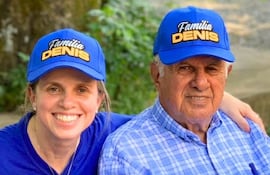 Lorena Denis posa junto a su padre, Óscar Denis, quien está a días de cumplir seis años de secuestro.