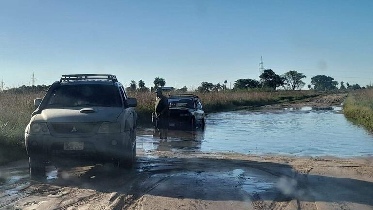 Una camioneta todoterreno logró salir del fangal formado en el tramo Laureles Yabebeby. 