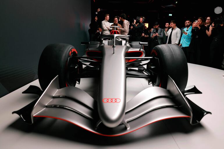 Nico Hulkenberg y Gabriel Bortoleto, pilotos de Sauber, durante la presentación de Múnich. 