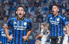 El paraguayo Clever Ferreira, futbolista de Atlético Tucumán, festeja un gol en el partido frente a Gimnasia La Plata por la fecha 12 del torneo Apertura 2026 de la Liga Profesional de Argentina en el estadio Monumental José Fierro, en Tucumán, Argentina.