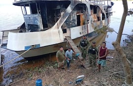 El fuego destruyo por completo la embarcacion turista