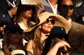 ¡Bella y elegante! Así asistió Jennifer López a la final individual masculina entre el italiano Jannik Sinner y el alemán Alexander Zverev en el torneo de Wimbledon, en Londres. (EFE/EPA/NEIL HALL)