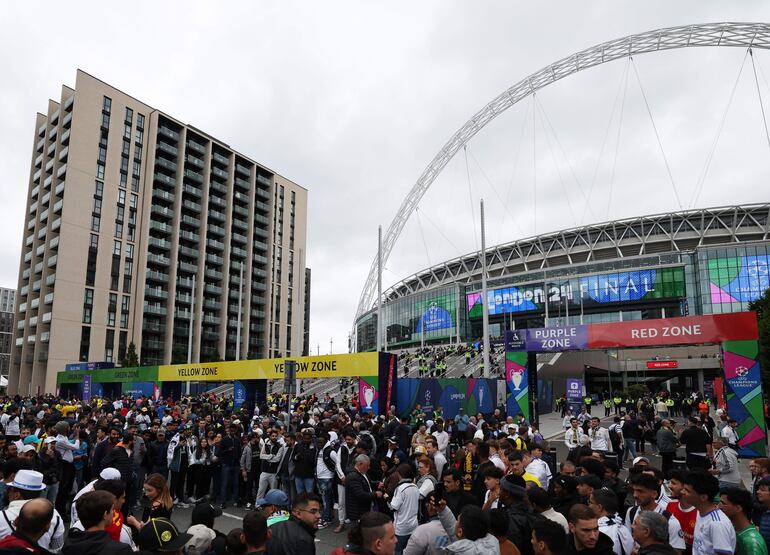 Los aficionados en los alrededores del estadio de Wembley antes de la final de la Champions League entre el Borussia Dortmund y el Real Madrid en Londres.