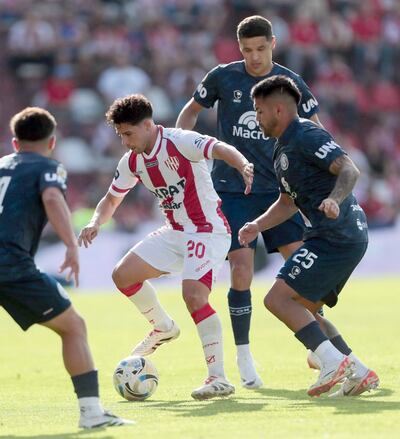 Julián Palacios, del Unión de Santa Fe, es acorralado por tres futbolistas del Independiente Rivadavia, entre los cuales aparece en paraguayo Alex Arce. En el elenco mendocino también jugó el compatriota Iván Villalba.