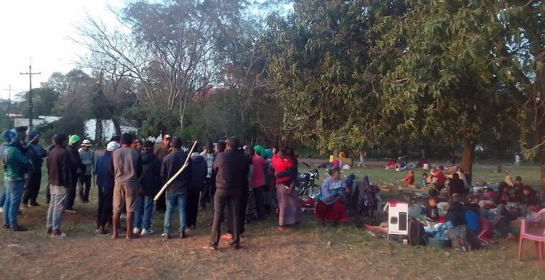 Un grupo de indígenas de las parcialidades Ava Guaraní y Mbya Guaraní se encuentra al costado de la ruta PY08, en las inmediaciones de la rotonda de Calle 6.000.