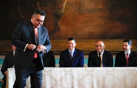 El embajador de Paraguay ante Estados Unidos, Gustavo Leite (i), en el acto de toma de juramento para su posesión.