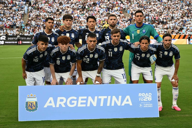Jugadores argentinos posan antes del partido amistoso internacional de fútbol entre Argentina y Honduras en el Kyle Field de College Station, Texas, el 6 de junio de 2026.