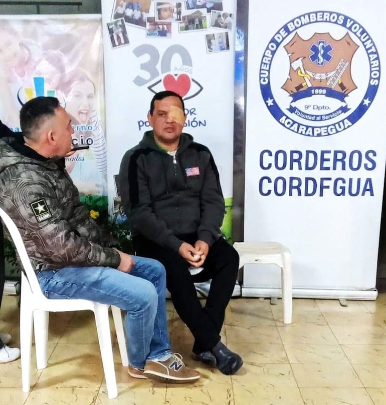 El paciente Osvaldo Acosta, sentado a la derecha, fue uno de los beneficiados con la intervención quirúrgica en su ojo izquierdo.