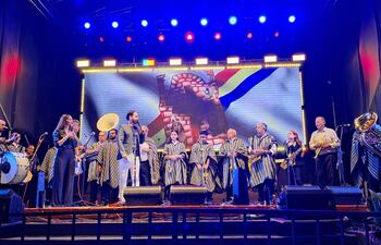 La Banda Santa Rosa fue la primera en actuar en el escenario montado para la Serenata a Encarnación, que comenzó minutos antes de las 20:00.