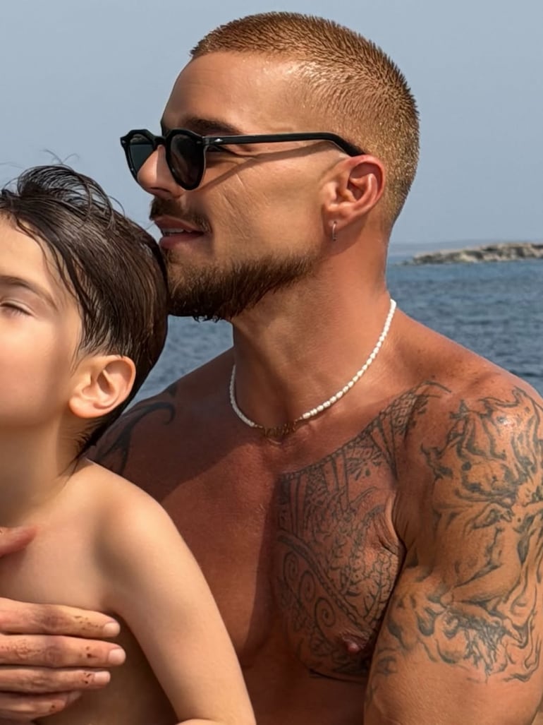 Ricky Martin con su hijo Renn en la playa. (Instagram/Ricky Martin)