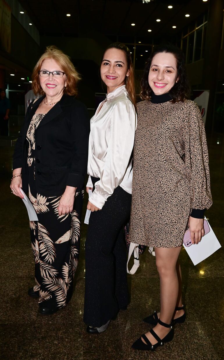 Elvira Alonso, Celsa Herbing y Adriana Ovelar.