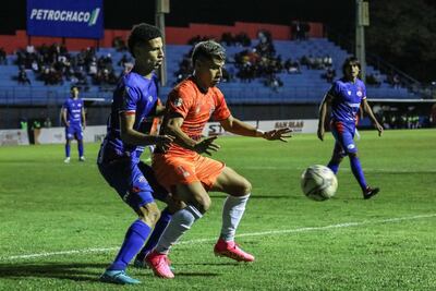 El extremo zurdo del "Gallo norteño", Richard Araújo conserva la posesión del balón ante la marca del lateral Alan Vargas. Aldo Vera observa. APF