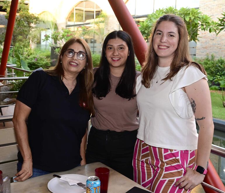 Martha Zenteno. Gisselle Sulin y Chantal Fragnaud.