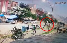 Captura del video que captó el asalto fatal registrado en el barrio San Francisco de Asunción.