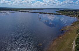 Vista aérea de la Laguna Norte y la calzada en el Santuario de Vida Silvestre Crooked Tree en Belice.