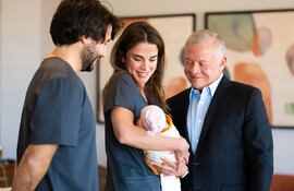 Los reyes de Jordania, Rania y Abdalá, con su segunda nieta en brazos.