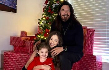 Mario Cimarro, Broni Gregus y la pequeña Brianna aguardan felices la Navidad en Malibú.