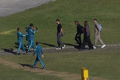 Los jugadores de la selección de Brasil Leo Pereira (i), Danilo Santos (2-i), Luiz Enrique (2-d) y Roger Ibañez llegan al centro de entrenamiento de Granja Comar este lunes, en Teresópolis (Brasil).