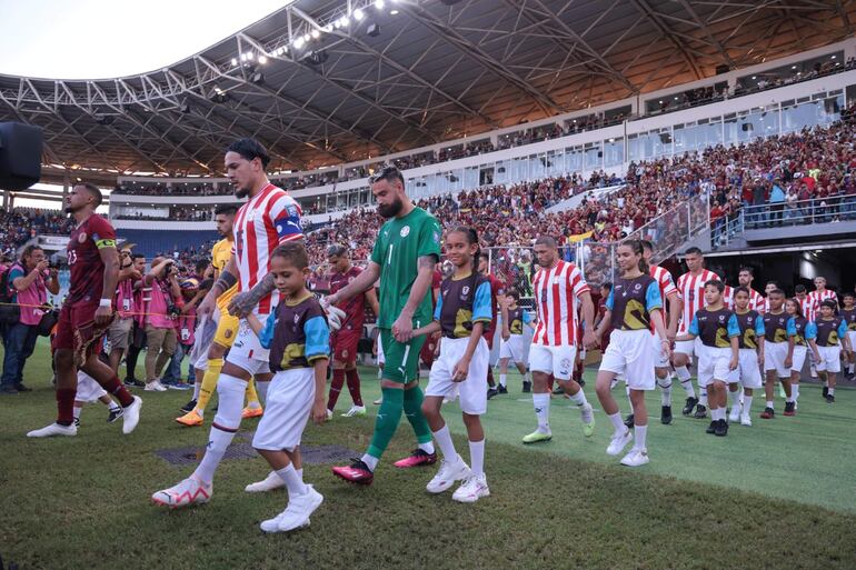 El ingreso del seleccionado paraguayo al gramado del estadio Monumental de Maturín, con el capitán Gustavo Gómez al frente el pelotón.