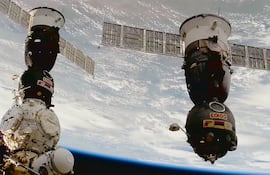 La nave espacial Soyuz MS-28 (derecha) se aleja de la Estación Espacial Internacional instantes después de desacoplarse del módulo Rassvet. A la izquierda, la Soyuz MS-29 permanece acoplada al módulo Prichal.