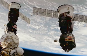 La nave espacial Soyuz MS-28 (derecha) se aleja de la Estación Espacial Internacional instantes después de desacoplarse del módulo Rassvet. A la izquierda, la Soyuz MS-29 permanece acoplada al módulo Prichal.