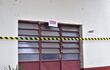 Con una cinta de advertencia rodearon el salón multiuso, clausurado por riesgo de derrumbe, en el Colegio Nacional Alvarín Romero.