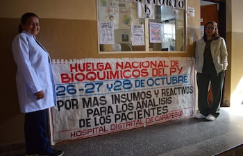 La bioquímica Norma Ayala y Liz Cáceres, del Hospital Distrital de Carapeguá, continúan realizando los análisis de los pacientes internados y de quienes acuden a la sala de urgencias.