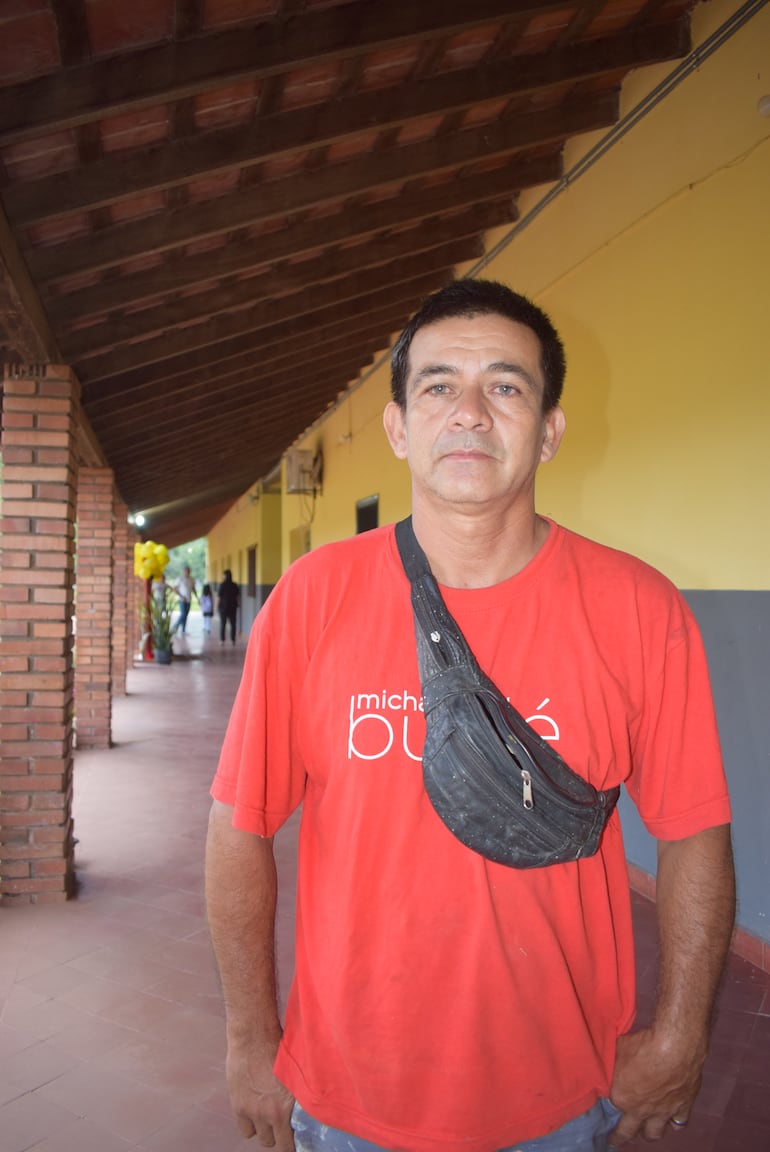 El padre de familia Gustavo Zanabria.