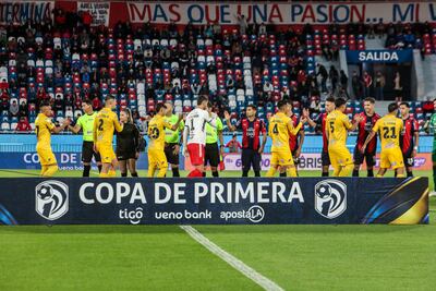 Los jugadores de Sportivo Trinidense y Cerro Porteño se saludan previo al duelo correspondiente a la primera rueda del torneo Clausura 2025. (Foto: APF)