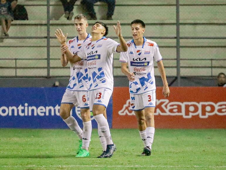 El paraguariense Leandro Meza (c), jugador de Nacional, festeja un gol en el partido ante Libertad por la regularización del torneo Apertura 2024 del fútbol paraguayo en el estadio Arsenio Erico, en Asunción, Paraguay.