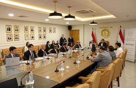 Ministros de la Corte con senadores sobre mafia de pagarés.