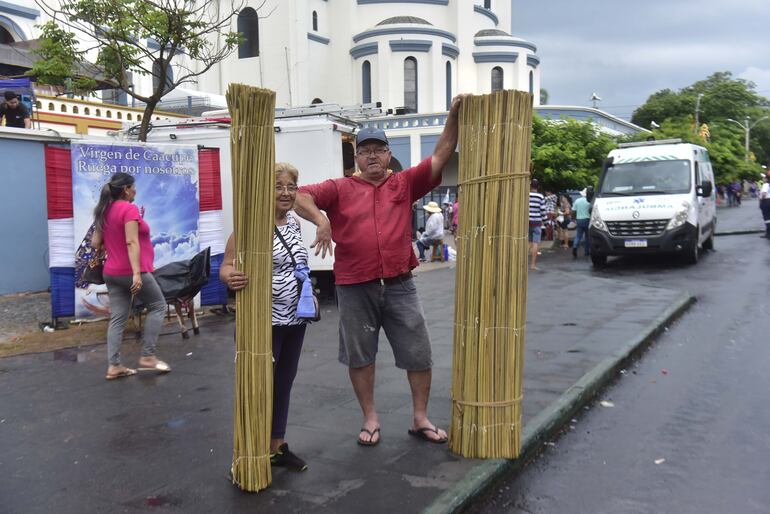 Don Diosnel Jiménez y su esposa Celsa Cabrera ofrecen pirí desde el 6 de diciembre a un lado de la Basílica. 