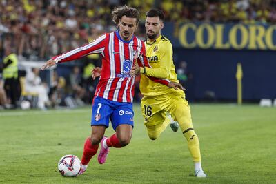 VILLARREAL (COMUNIDAD VALENCIANA), 19/08/2024.- El centrocampista del Villarreal Álex Baena (d) pelea una posesión con el delantero francés del Atlético de Madrid Antoine Griezmann, este lunes, en un partido de la primera jornada de LaLiga EA Sports, entre el Villarreal CF y el Atlético de Madrid, en el Estadi de la Ceràmica de Villarreal (Comunidad Valenciana). EFE/ Manuel Bruque