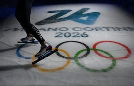 Deportista patina sobre un logo olímpico en los Juegos Olímpicos de Invierno Milano Cortina 2026.