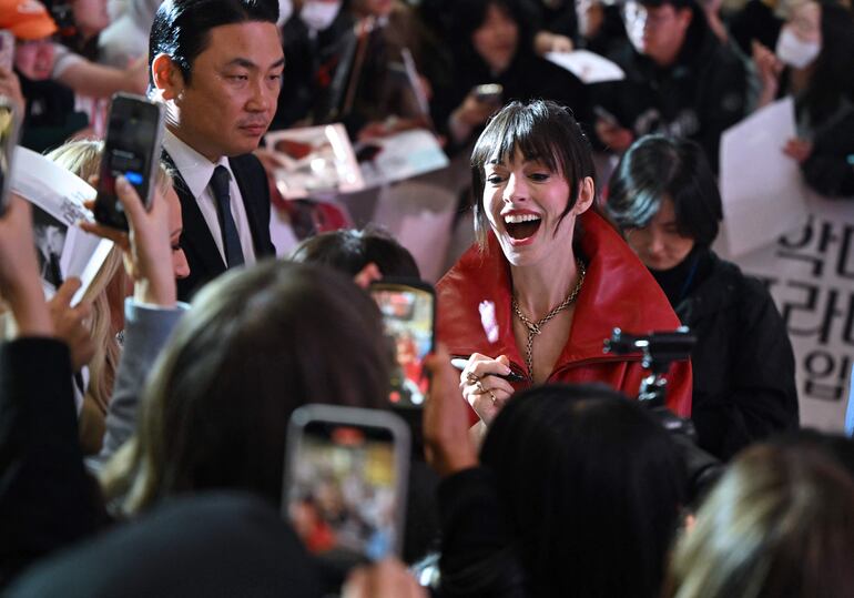 Anne Hathaway saluda feliz a sus fans en la alfombra roja para promocionar la película "El diablo viste a la moda 2" en Seúl. (Jung Yeon-je / AFP)
