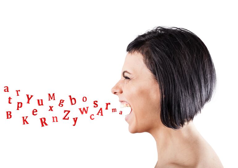 Personas que hablan a un volumen muy alto.