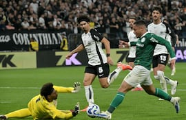 Vitor Roque intenta puntear el balón ante la salida de Hugo Souza, arquero del Corinthians, durante el partido disputado este domingo en Sao Paulo (AFP).