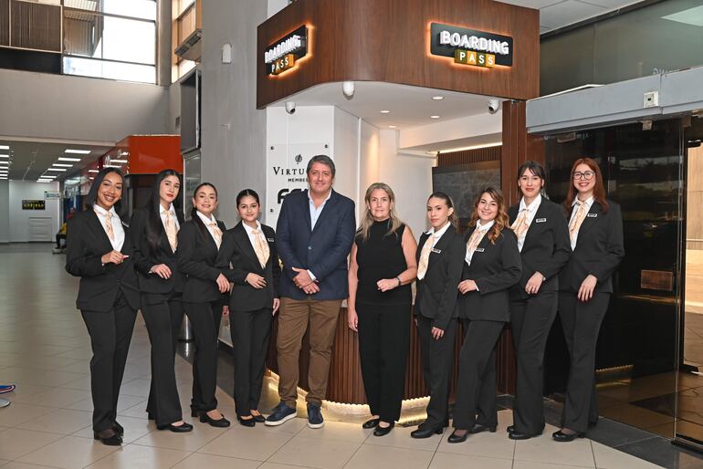 Guillermo Isasti, CEO de Boarding Pass, y Alejandra Burró, fundadora de Boarding Pass, junto al equipo de colaboradoras de la agencia.