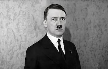 El dictador alemán Adolfo Hitler, según la historia oficial, murió el 30 de abril de 1945 en el búnker de la cancillería en Berlín, Alemania.