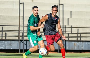 El experimentado delantero de Nacional, Roque Santa Cruz domina el esférico ante la marca cercana del mediocampista ñuense, Fernando Gastón Garcete. (Foto: Nacional)