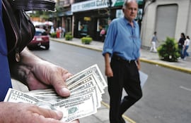 Ciudadanos bolivianos buscan estrategias para llevar dólares en efectivo, lo cual también impacta en la cotización, advierten.
