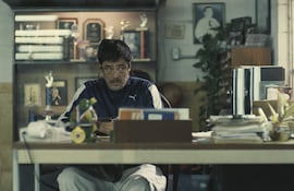 Benicio del Toro en una escena de la película "Una batalla tras otra", donde interpreta al sensei Sergio.