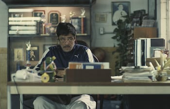 Benicio del Toro en una escena de la película "Una batalla tras otra", donde interpreta al sensei Sergio.