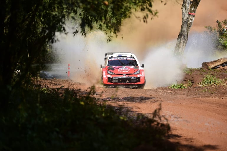 El Toyota GR Yaris Rally1 del piloto finlandés Sami Pajari en la Etapa 2 del Rally del Paraguay, la undécima fecha del MundiaEl Toyota GR Yaris Rally1 del piloto finlandés Sami Pajari en la Etapa 2 del Rally del Paraguay, la undécima fecha del Mundial de Rally 2026 en los tramos del Departamento de Itapúa, Paraguay.l de Rally 2026 en los tramos de Hohenau, Departamento de Itapúa, Paraguay.