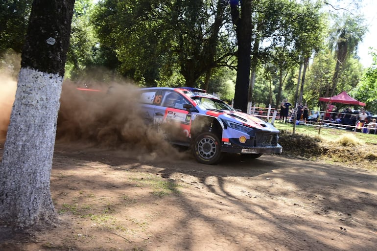 Los pilotos y equipos del Rally del Paraguay 2026 en las pruebas libes oficiales en un tramo de 5,6 kilómetros en la ciudad de Carmen del Paraná, Departamento de Itapúa, Paraguay.