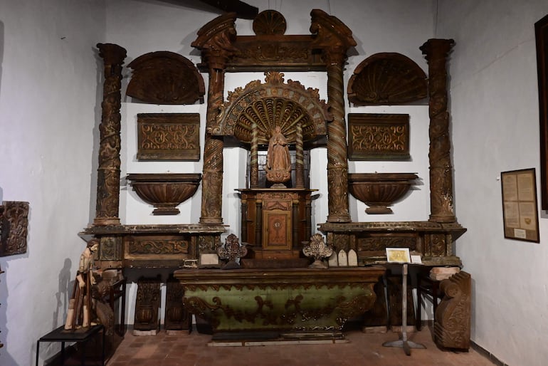 Retablo que perteneció a la iglesia de Guarambaré y que se encuentra exhibido en la sala Franciscana del Museo Monseñor Juan Sinforiano Bogarín.
