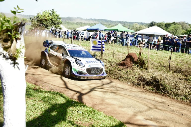Los pilotos y equipos del Rally del Paraguay 2026 en las pruebas libes oficiales en un tramo de 5,6 kilómetros en la ciudad de Carmen del Paraná, Departamento de Itapúa, Paraguay.